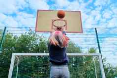 少年女孩跳球玩街篮球回来视图