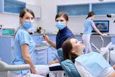 检查治疗牙齿病人成熟的女人牙科椅子