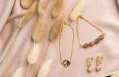项链耳环使自然石头自然矿物纹理珠宝珠宝手工制作的配件前视图优雅的背景