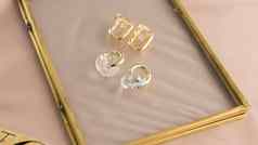 优雅的珠宝集黄金耳环珠宝集极简主义风格手工制作的珠宝概念