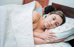 心烦意乱夫妇睡觉支持年轻的夫妇争论睡觉概念夫妇问题床上不开心夫妇床上睡觉