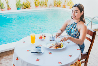 微笑女孩早餐游泳池女人假期早餐游泳池早餐概念游泳池