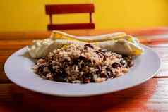公鸡门quesillo服务木表格尼加拉瓜gallopintoquesillo表格典型的尼加拉瓜食物