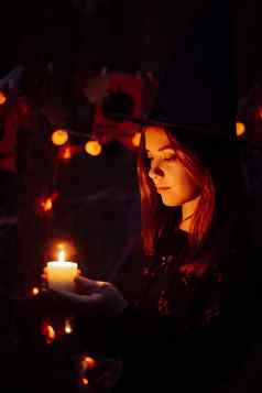女巫女孩蜡烛森林晚上