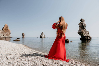 女人旅行海快乐旅游<strong>红</strong>色的衣服享受采取图片在户外<strong>记忆</strong>女人旅行者摆姿势岩石海湾包围火山山分享旅行冒险旅程