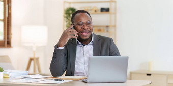 微笑美国非洲银行家会计会说话的电话客户端使金融报告研究年度数据分析利润