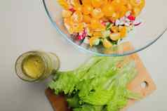 成分沙拉白色背景块生色彩斑斓的蔬菜玻璃碗烹饪成分表格特写镜头前视图