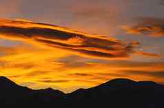 山轮廓奥地利阿尔卑斯山脉日出日落发光的天空风景优美的视图山
