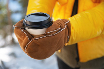女人手套持有<strong>纸杯</strong>咖啡冬天城市公园在户外热气候变暖<strong>饮料</strong>冬天概念手关闭