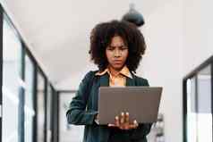 美丽的年轻的青少年美国非洲业务女人深思熟虑的困惑移动PC电脑压力阅读报告电子邮件在线市场营销问题金融错误故障排除