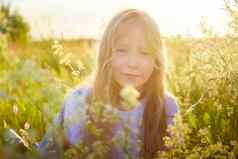 肖像漂亮的金发女郎女孩有趣的草地自然景观草花阳光明媚的夏天一天肖像十几岁的孩子夏天春天在户外场