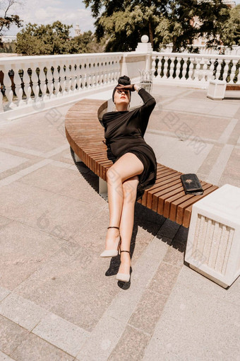 时尚的女人城市时尚照片美丽的模型优雅的黑色的衣服摆姿势背景建筑城市街