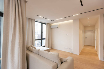明亮的生活房间室内<strong>大沙发</strong>橡木木地板上概念极简主义设计舒适的的地方会议