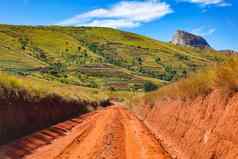 红色的灰尘泥路可怜的条件脊形成雨路线安德林吉特拉国家公园坏湿季节地区安巴拉沃马达加斯加