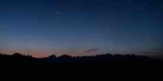轮廓低沙漠山蓝色的天空日落金星木星可见典型的晚上景观延布沙特阿拉伯