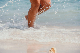 海海滩旅行女人走沙子海滩离开的足迹白色沙子女<strong>腿</strong>走海边<strong>光</strong>着脚特写镜头晒黑<strong>腿</strong>女孩未来水