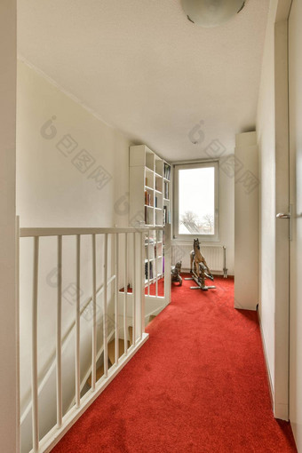 生活房间红色的地毯楼梯
