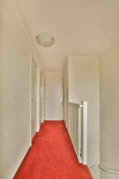 走廊红色的地毯白色墙