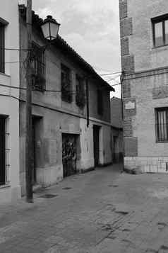 垂直黑色的白色拍摄小镇小巷Alcala赫纳雷斯西班牙
