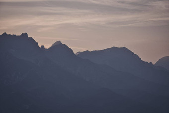 山轮廓山峰早....雾萨尔费尔德D-88277 萨尔高萨尔茨堡奥地利