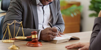 美国非洲律师建议客户端协议合同法律法律服务建议正义概念