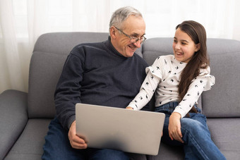 快乐退休祖父漂亮的（外）孙女笑看电子书学习教育移动PC家庭教育首页概念技术教育