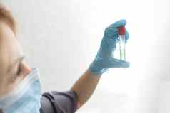 生物危害疫情中国人冠状病毒女人保护面具持有注射注射器疫苗疫苗流感冠状病毒埃博拉病毒