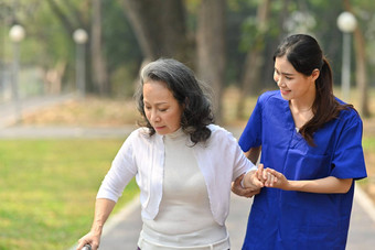 积极的女照顾者采取护理上了年纪的女人走<strong>康复中心</strong>援助<strong>康复</strong>健康