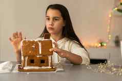 孩子们烘焙圣诞节姜饼房子孩子们庆祝冬天假期首页装饰生活房间壁炉树家庭活动女孩使饼干