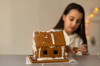 孩子们烘焙圣诞节姜饼房子孩子们庆祝冬天假期首页装饰生活房间壁炉树家庭活动女孩使饼干