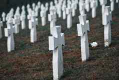 墓地白色纪念十字架不愿透露姓名的人概念死亡