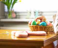 孩子年玩彩色的复活节鸡蛋篮子木表格