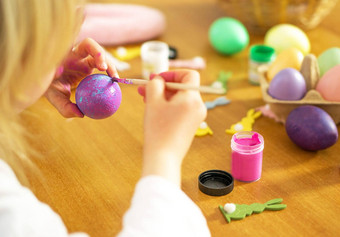 lettle孩子手绘画复活节鸡蛋木表格快乐复活节准备复活节庆祝活动