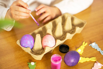 关闭孩子手绘画复活节鸡蛋木表格快乐复活节准备复活节
