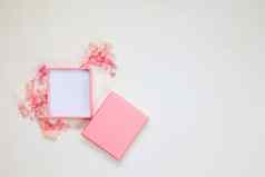开放关闭粉红色的礼物盒子的地方产品明亮的背景花平躺前视图模型礼物现在母亲一天情人节一天生日概念