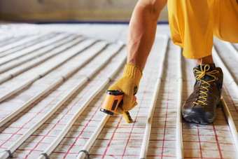 措施热管道工人黄色的彩色的统一的安装地板下加热系统
