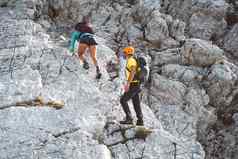 夫妇登山者视图回来大阳岩石山夏天一天阿尔卑斯山脉