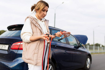 女人司机持有车<strong>电压</strong>表背景破碎的车