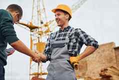 使握手建设工人统一的安全设备工作建筑
