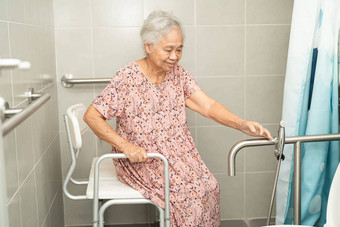 亚洲高级上了年纪的夫人女人病人厕所。。。浴室处理安全护理医院健康的强大的医疗概念