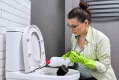 家庭主妇洗消毒厕所。。。手套洗涤剂刷