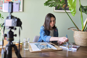 艺术家十几岁的女孩吸引了记录视频相机博客