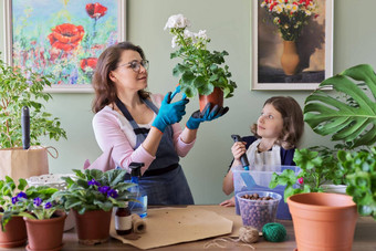 妈妈。女儿孩子<strong>植物盆栽</strong>植物<strong>花</strong>