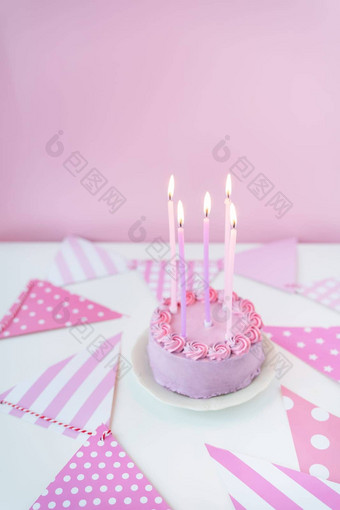 精致的薰衣草粉红色的bento蛋糕板粉红色的背景聚会，派对旗帜蜡烛燃烧蛋糕庆祝活动快乐一天