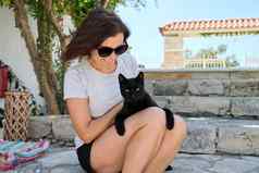 快乐女人黑色的猫户外肖像老板宠物