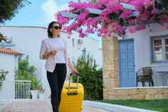 美丽的女人旅游走手提箱领土度假胜地水疗中心酒店