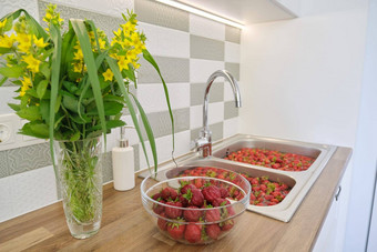 草莓季节洗浆果水洗盆地首页厨房
