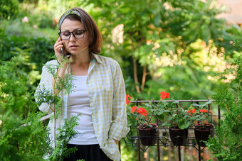 成熟的女人会说话的电话女首页开放景观阳台