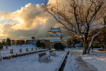 日出光云历史日本城堡雪覆盖公园