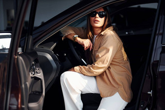 坐在车子吧窗口打开时尚美丽的年轻的女人<strong>现代汽车</strong>